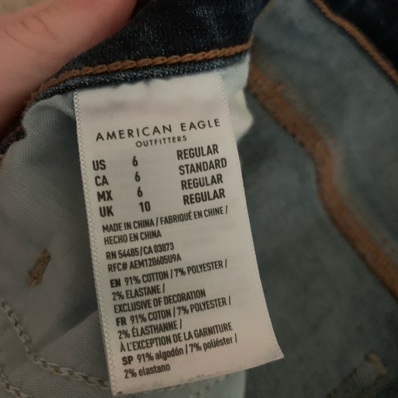 Size 6 Strechy American Eagle jeans - Picture 3 of 5